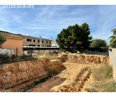 Solar urbano con proyecto de un chalet unifamiliar.