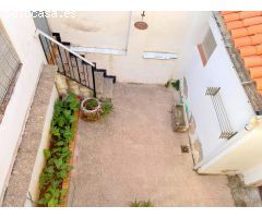 AMPLIA VIVIENDA CON PATIO Y GARAJE