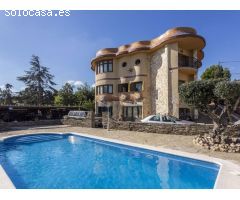 Magnífica propiedad estilo Gaudí de 300m2 ubicada en una generosa parcela de 820m2.