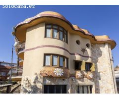 Magnífica propiedad estilo Gaudí de 300m2 ubicada en una generosa parcela de 820m2.