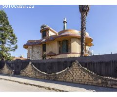 Magnífica propiedad estilo Gaudí de 300m2 ubicada en una generosa parcela de 820m2.