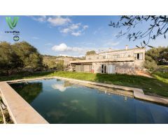 Casa rústica con gran extensión de terreno y piscina