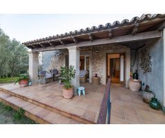 Casa rústica con gran extensión de terreno y piscina