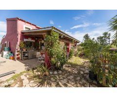 Casa rústica con safreig y terreno