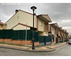 Chalet adosado en esquina en Olloki