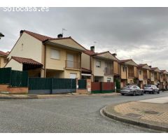 Chalet adosado en esquina en Olloki