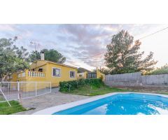 Ref. 04262.- Chalet con piscina y vistas a la montaña en Pedralba.