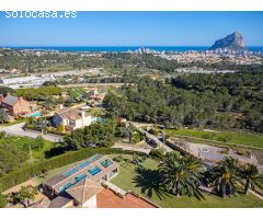 Magnífica villa a la venta en Calpe, con bonitas vistas al mar.