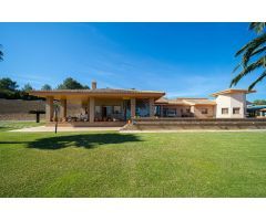 Magnífica villa a la venta en Calpe, con bonitas vistas al mar.