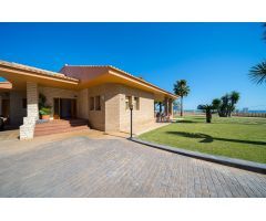 Magnífica villa a la venta en Calpe, con bonitas vistas al mar.