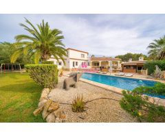 Extraordinaria villa a la venta en Jávea, Costa Nova de 5 dormitorios y piscina privada.