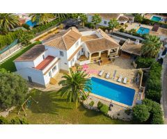 Extraordinaria villa a la venta en Jávea, Costa Nova de 5 dormitorios y piscina privada.