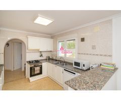 Extraordinaria villa a la venta en Jávea, Costa Nova de 5 dormitorios y piscina privada.