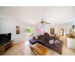 Extraordinaria villa a la venta en Jávea, Costa Nova de 5 dormitorios y piscina privada.
