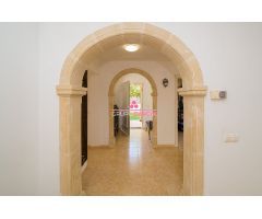 Extraordinaria villa a la venta en Jávea, Costa Nova de 5 dormitorios y piscina privada.
