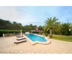 Extraordinaria villa a la venta en Jávea, Costa Nova de 5 dormitorios y piscina privada.