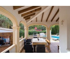 Extraordinaria villa a la venta en Jávea, Costa Nova de 5 dormitorios y piscina privada.
