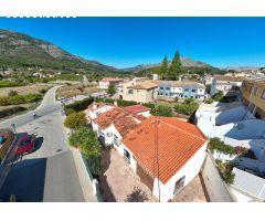 Villa semi adosada de 3 dormitorios a la venta en Parcent, Valle del Pop.