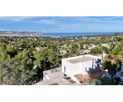 Villa Panorama. Villa recién renovada en venta en Javea con vistas panorámicas al mar.