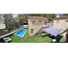 Propiedad con encanto en venta en Gandia con tres villas, piscina privada y potencial infinito