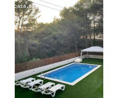 Propiedad con encanto en venta en Gandia con tres villas, piscina privada y potencial infinito