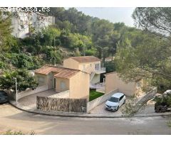 Propiedad con encanto en venta en Gandia con tres villas, piscina privada y potencial infinito