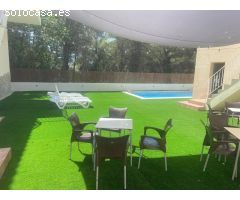 Propiedad con encanto en venta en Gandia con tres villas, piscina privada y potencial infinito