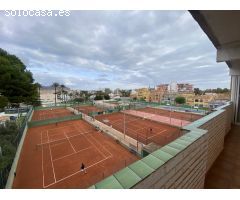 Amplio apartamento de 3 dormitorios en Urba Tenis, Javea en venta. Oportunidad ideal para reformar