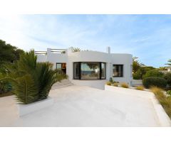 Villa recientemente renovada en venta en Javea con vistas al mar