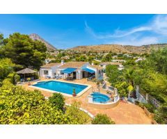Villa Castellanos. Grote villa te koop en Javea met een grote tuin voor een geweldige prijs.