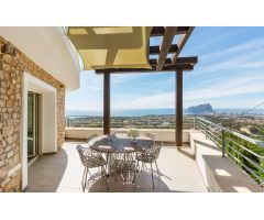 Villa Peñón. Villa con vistas panorámicas a la costa y orientación sur en venta en Benissa.