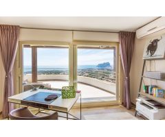 Villa Peñón. Villa con vistas panorámicas a la costa y orientación sur en venta en Benissa.