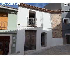 Amplia vivienda a la venta en el centro de Alcalalí con vistas al valle – Para renovar a tu gusto