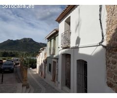 Amplia vivienda a la venta en el centro de Alcalalí con vistas al valle – Para renovar a tu gusto