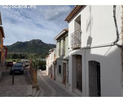 Amplia vivienda a la venta en el centro de Alcalalí con vistas al valle – Para renovar a tu gusto