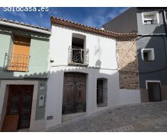 Amplia vivienda a la venta en el centro de Alcalalí con vistas al valle – Para renovar a tu gusto