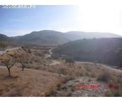 Parcela con vistas espectaculares a Elda y Petrer, poblada de chalets en la parte alta de Salinetas.