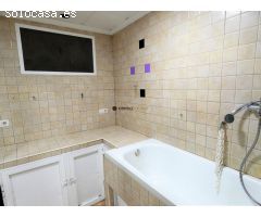 Local en Avenida de Madrid con 80 m², solado de , escayola y varias dependencias, preparado con cerr