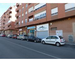Local de 98 m2 en la zona del parque El Campet de Petrer, con fachada calle principal y a un jardín 