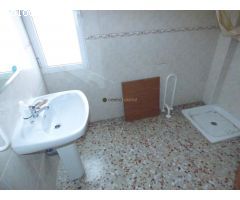 Local de 98 m2 en la zona del parque El Campet de Petrer, con fachada calle principal y a un jardín 