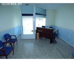Local de 98 m2 en la zona del parque El Campet de Petrer, con fachada calle principal y a un jardín 