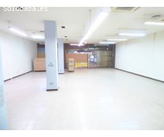 Gran local con entrada por dos calles muy céntricas del a ciudad. Tiene 430 m2 en dos plantas.