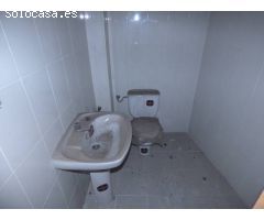 Local de 90 m2 diáfano, con un cuarto de aseo, un cierre.