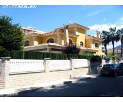 Chalet independiente en venta en calle Olivars en Petrer