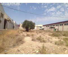 Parcela de 2000 m2 con una edificación de  1200m2, en polígono campo alto.