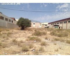 Parcela de 2000 m2 con una edificación de  1200m2, en polígono campo alto.