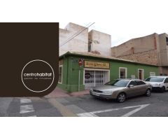 Local en esquina completamente reformado de 120 m2 distribuidos en varias estancias, en una calle mu