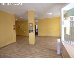 Local en esquina completamente reformado de 120 m2 distribuidos en varias estancias, en una calle mu