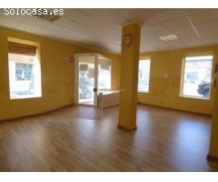 Local en esquina completamente reformado de 120 m2 distribuidos en varias estancias, en una calle mu