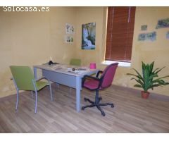 Local en esquina completamente reformado de 120 m2 distribuidos en varias estancias, en una calle mu